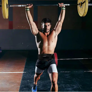 Athlète soulevant haltères portant une ceinture lombaire pour le sport pour protection et maintien optimal du dos - cocoonease